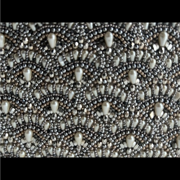 Beaded evening clutch w long detachable chain in silver, gold & taupe - Picture 12 of 13